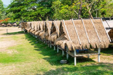 Tayland 'ın Chiangmai ilindeki Huay Tueng Tao gölünde kulübeler..