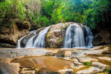 Maesa şelalesinin manzarası, Tayland.