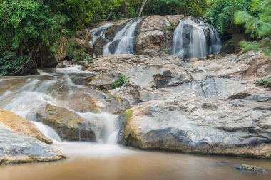 Maesa şelalesinin manzarası, Tayland.