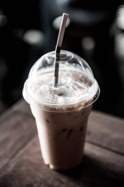 Tahta Masa üzerinde buzlu süt çayı, Tayland.