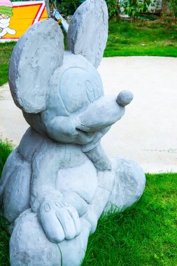 LAMPHUN, THAILAND - 12 Temmuz 2015: Çimen zemininde Mickey mouse heykeli, Tayland.