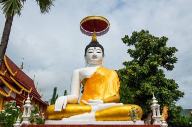 Nong Ap Chang tapınağındaki Beyaz Buda, Tayland.