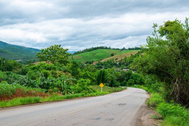 Chiang Mai, Tayland 'ın Mae Chaem ilçesinin yolu ile dağdaki tarım alanı.