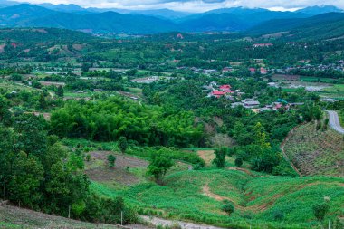 Chiang Mai, Tayland 'da Mae Chaem bölgesinin dağ manzaralı tarım alanı.
