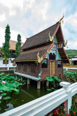 Phuttha Eoen tapınağındaki eski kilise, Tayland.