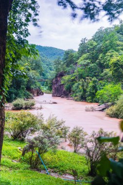 Ob Luang Ulusal Parkı, Tayland 'da nehrin üzerinde küçük bir köprü..