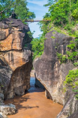 Ob Luang Ulusal Parkı, Tayland 'da nehrin üzerinde küçük bir köprü..
