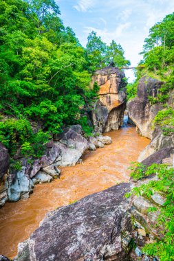 Tayland 'daki Ob Luang Ulusal Parkı' nda büyük uçurumu olan küçük bir köprü..