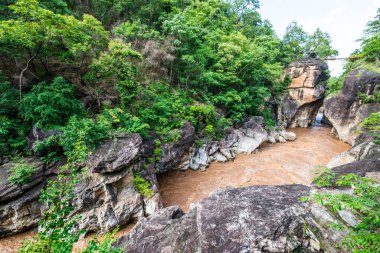 Tayland 'daki Ob Luang Ulusal Parkı' nda büyük uçurumu olan küçük bir köprü..
