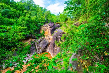 Tayland 'daki Ob Luang Ulusal Parkı' nda büyük uçurumu olan küçük bir köprü..