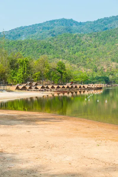 Tayland 'ın Chiangmai ilindeki Huay Tueng Tao Gölü manzarası.