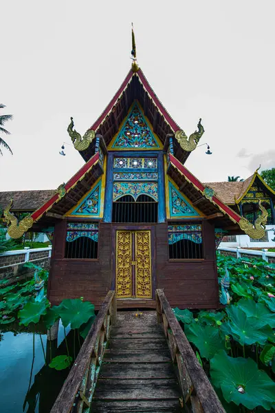 Phuttha Eoen tapınağındaki eski kilise, Tayland.