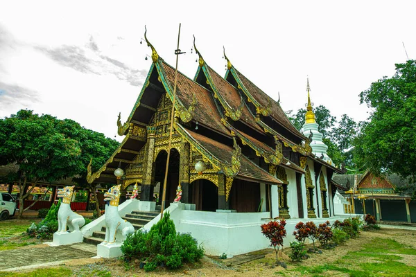 Tayland Phuttha Eoen Tapınağı 'ndaki Lanna tarzı kilise..
