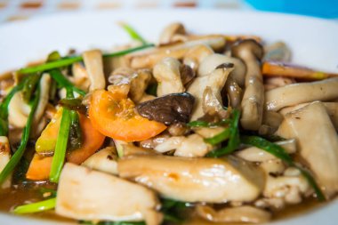 İstiridye sosu, Tayland ile üç mantar karıştırın.