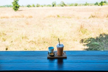 Tahta Masa üzerinde bisküvili buzlu süt çayı, Tayland