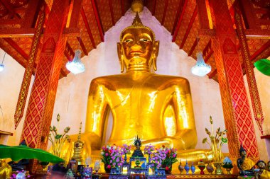 Tayland 'ın Phayao eyaletindeki Si Khom Kham tapınağındaki büyük Buda heykeli.