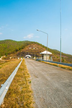 Mae Ngat Somboon Barajı, Tayland Yolu.