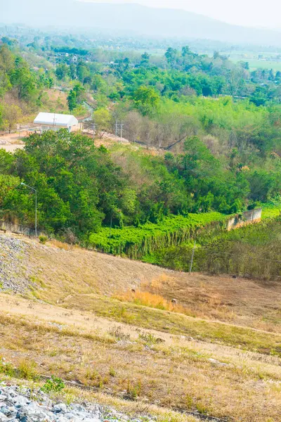 Mae Ngat Somboon Barajı, Tayland Yolu.