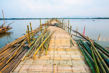 Tayland 'da, gölde Bambu Köprüsü