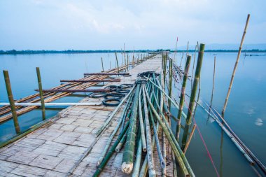 Tayland 'da, gölde Bambu Köprüsü