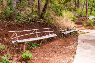 Yürüme yolunun yanındaki basit bambu bank, Tayland.