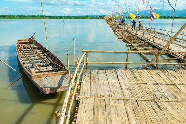 PHAYAO, THAILAND - 2 Haziran 2017: Phayao eyaletinin Kwan Phayao gölündeki bambu köprü.