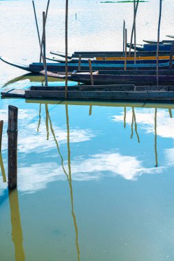 Tayland, Kwan Phayao Gölü 'ndeki yerli Tayland teknesi..