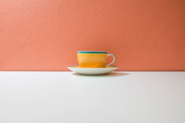 Turuncu duvarlı, beyaz tabanlı sarı kahve fincanı, Tayland.