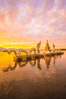 Beyaz Naga heykeli Kwan Phayao, Tayland 'da.