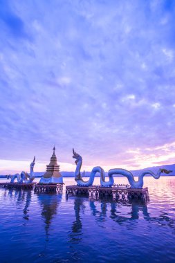 Beyaz Naga heykeli Kwan Phayao, Tayland 'da.