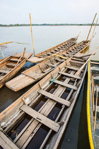Tayland usulü gölde bir tekne, Tayland