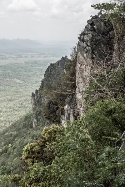 Tayland 'ın Lampang bölgesindeki ağaçlar, mağaralar ve Pan şehri.