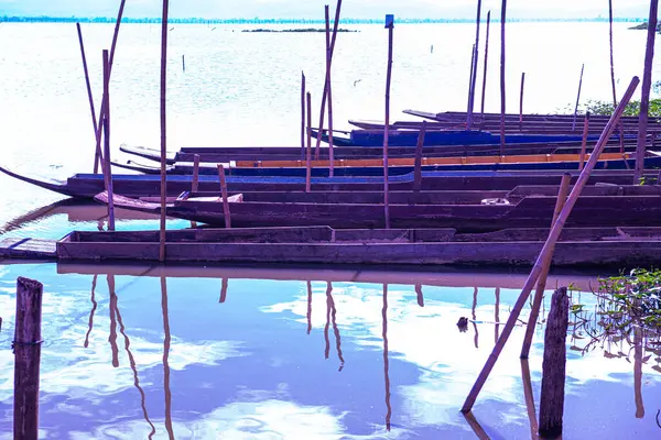 Tayland, Kwan Phayao Gölü 'ndeki yerli Tayland teknesi..