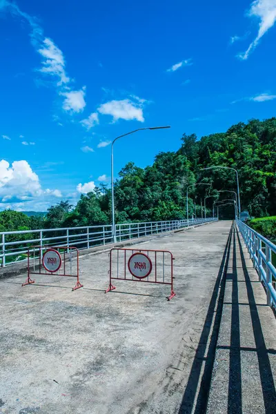 Somut yol Kiew Lom barajı, Tayland