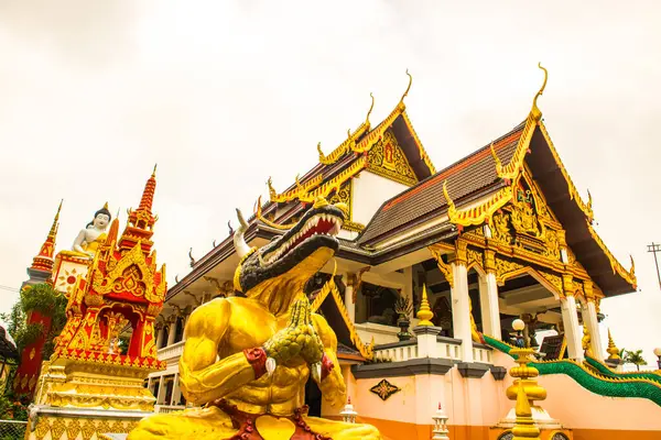 Tayland 'daki Huai Sai Khao Tapınağı' ndaki güzel kilise..