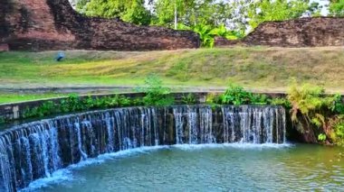 Chaeng Ku Rueang, Chiang Mai bölgesinde atık su arıtma için antik tuğla duvar ve taşkın Weir.