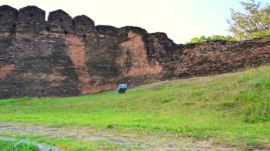 Chiang Mai, Tayland 'daki Chaeng Ku Rueang bölgesinde atık su arıtma için antik tuğla duvar ve taşkın Weir.