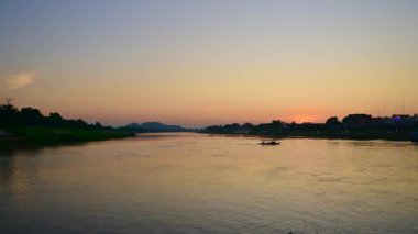 Nakhon Sawan 'da gün batımında Chao Phraya Nehri' nin kaynağı.