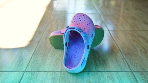 瓷砖地板上的粉红色休闲鞋 — 图库视频影像
