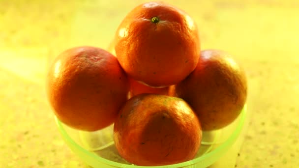 Mandarínské Pomeranče Mosazném Zásobníku — Stock video