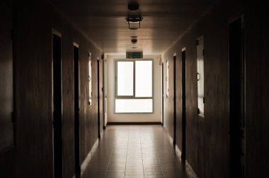 Binanın içindeki koridor ve pencereler ışığın geçmesine izin veriyor.