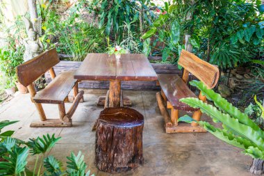 Tayland 'da küçük bir bahçede masa hazır.