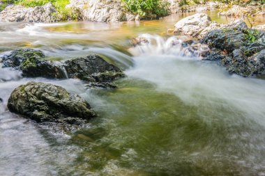 Su Khlong Lan Şelalesinde akıyor, Tayland