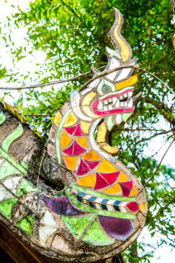 Tayland 'daki Tayland tapınağının çatısında Naga heykeli.