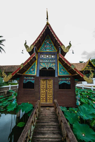Phuttha Eoen tapınağındaki eski kilise, Tayland.