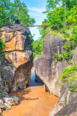 Ob Luang Ulusal Parkı, Tayland 'da nehrin üzerinde küçük bir köprü..