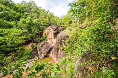 Tayland 'daki Ob Luang Ulusal Parkı' nda büyük uçurumu olan küçük bir köprü..