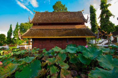 Phuttha Eoen tapınağındaki eski kilise, Tayland.