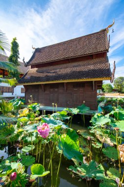Phuttha Eoen tapınağındaki eski kilise, Tayland.