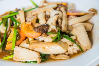 İstiridye sosu, Tayland ile üç mantar karıştırın.